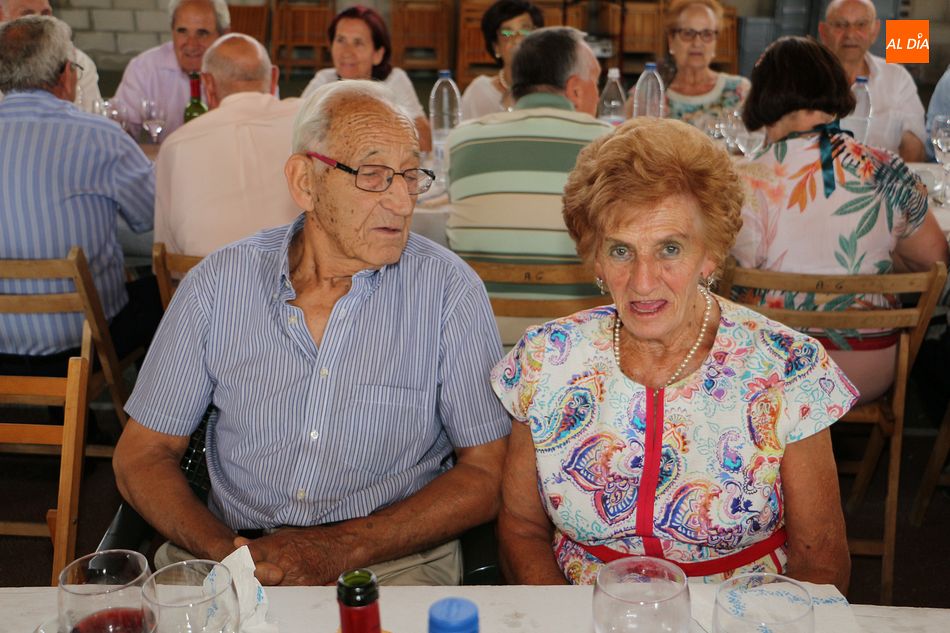 Foto 4 - Los mayores protagonizan la última jornada compartiendo la comida de fiestas