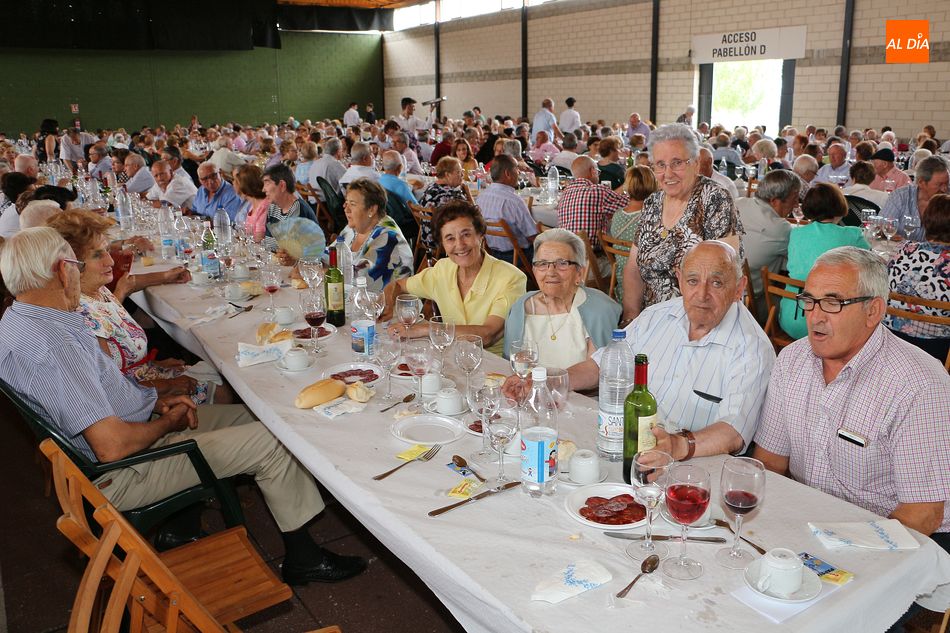 Foto 3 - Los mayores protagonizan la última jornada compartiendo la comida de fiestas