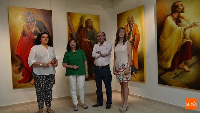 Alejandro Mesonero presentaba sus nuevas obras junto a la alcaldesa Carmen Ávila y las concejales Patro Macías y Fátima Manzano