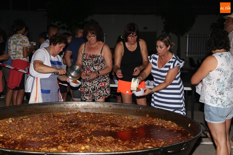 Foto 3 - El Campo de Peñaranda se despide de su semana cultural cenando caldereta  