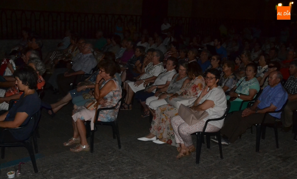 Foto 3 - Lauren Risueño protagoniza la última noche musical del mes de agosto en Miróbriga  