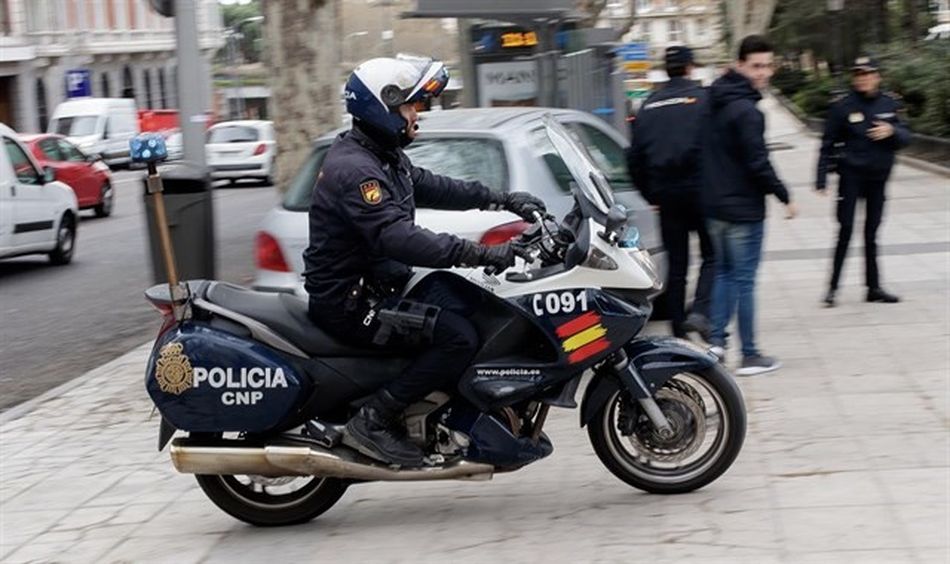 La Policía Nacional ha detenido a tres hombres por violar presuntamente en grupo a una mujer / EP