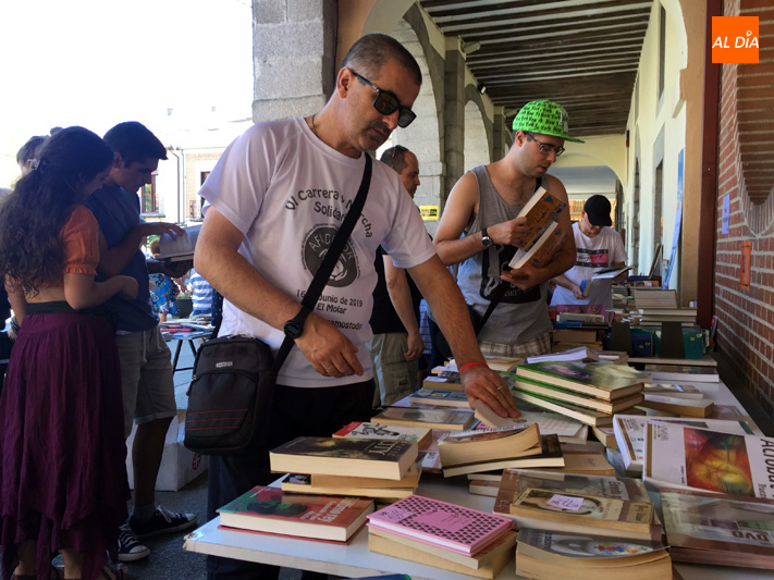 Foto 4 - Cientos de lectores se citan en el recuperado Mercadillo de Libros Olvidados de la Biblioteca