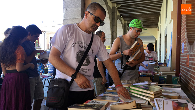 Varios cientos de personas han pasado por el Mercadillo de Libros Olvidados de la Biblioteca