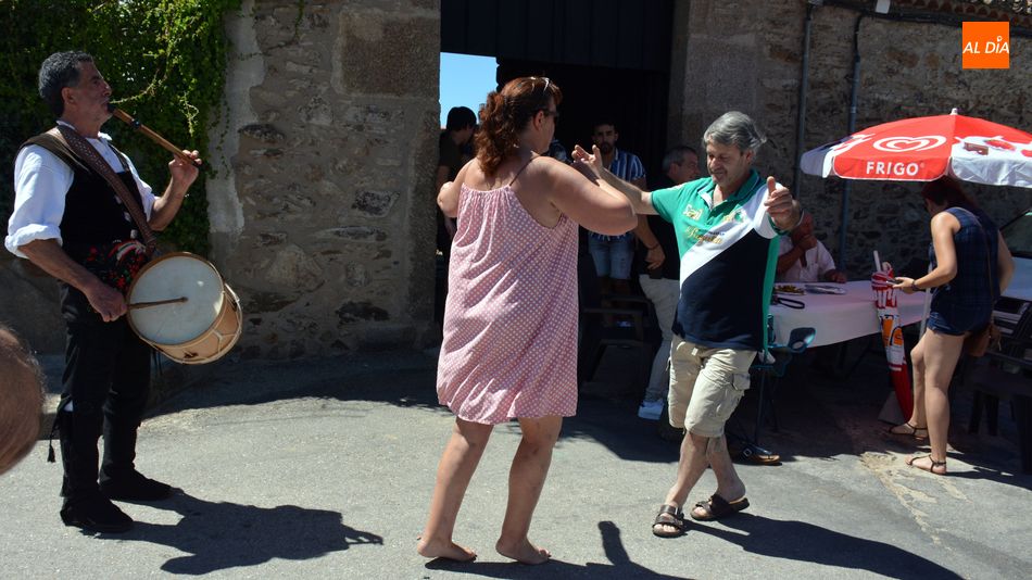 Foto 2 - Una gran paella reúne a los vecinos en San Felices de los Gallegos el día de la Virgen