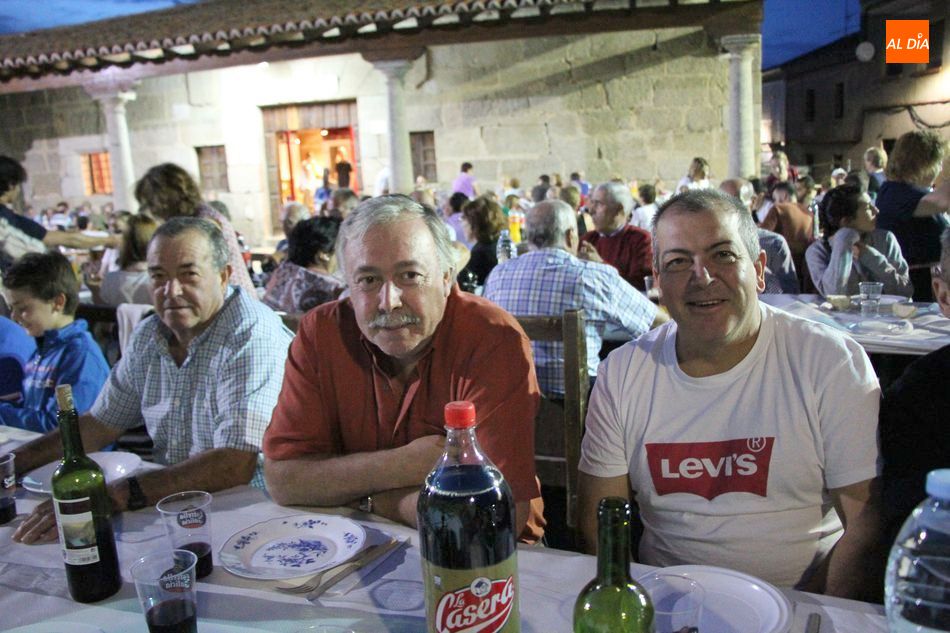 Foto 4 - San Felices de los Gallegos reúne a sus vecinos en una cena popular  