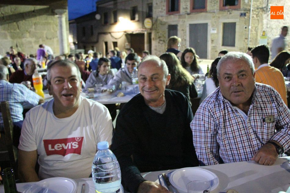 Foto 3 - San Felices de los Gallegos reúne a sus vecinos en una cena popular  