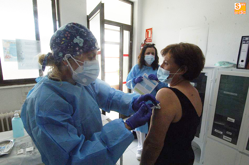 Foto 6 - Los vecinos de 60 a 65 años de la Zona Básica de Robleda reciben la 1ª dosis de la vacuna  