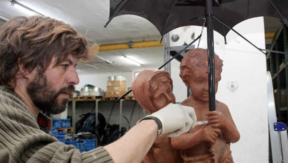 Foto 3. El escultor Martín Lagares en el proceso de modelado de la réplica gaditana de la Fuente del Paraguas