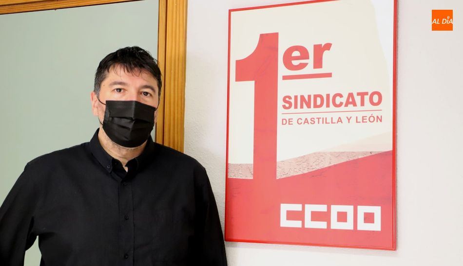 El nuevo secretario provincial de CCOO en Salamanca, José Antonio Gallego Alejandre, en su despacho. Foto de Lydia González