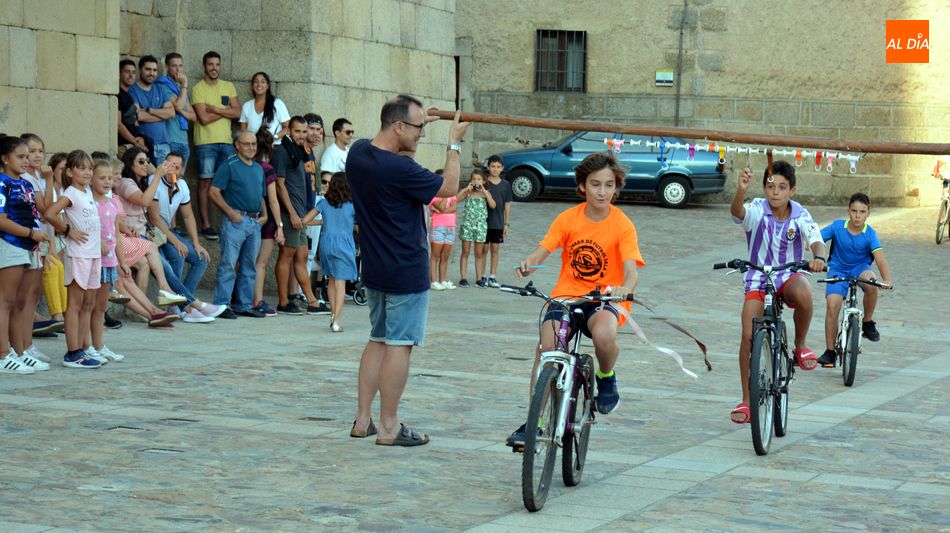 Foto 5 - Los niños reviven la carrera de las cintas sobre bicicletas en San Felices de los Gallegos