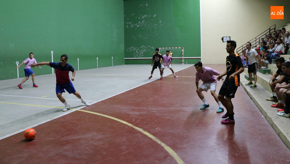 El tradicional torneo de fútbol sala de agosto de Vitigudino se traslada al pabellón polideportivo de las esculas de