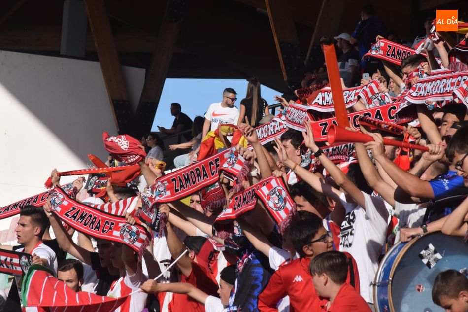 Aficionados del Zamora animan durante un partido / Archivo