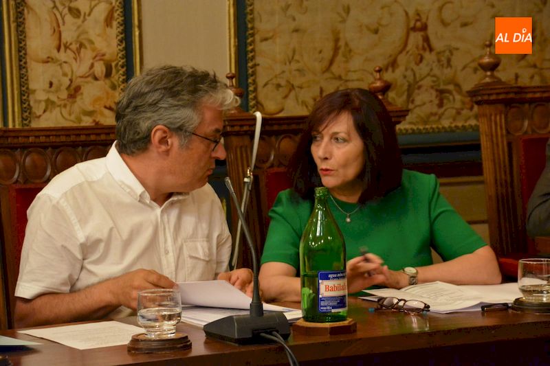 Fernando Rubio y Carmen Ávila durante el pleno / Lydia González