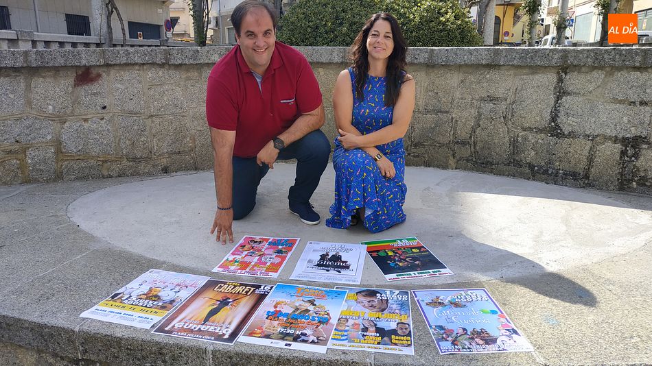 El alcalde Roberto Martín y María Jesús Moro, concejala de Cutura, muestran los carteles de las actividades culturales