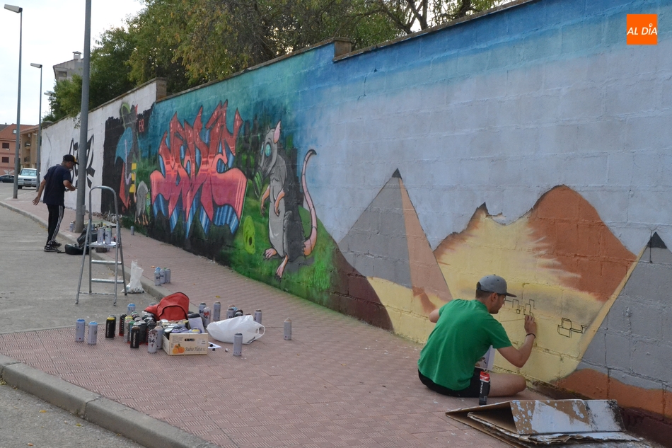 Foto 2 - Ve la luz en la calle Caridad el mural ganador del Concurso de la IV Semana de la Juventud  