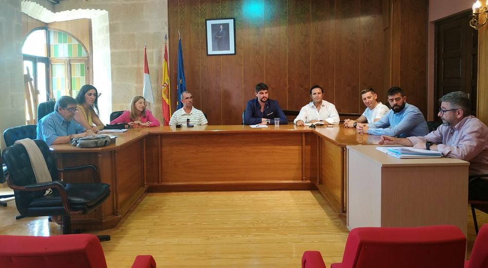 Primer encuentro en el salón de plenos del Ayuntamiento de Alba