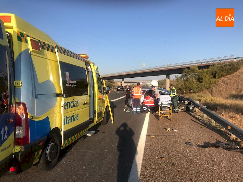 Accidente entre un coche y un camión en la autovía dirección Portugal