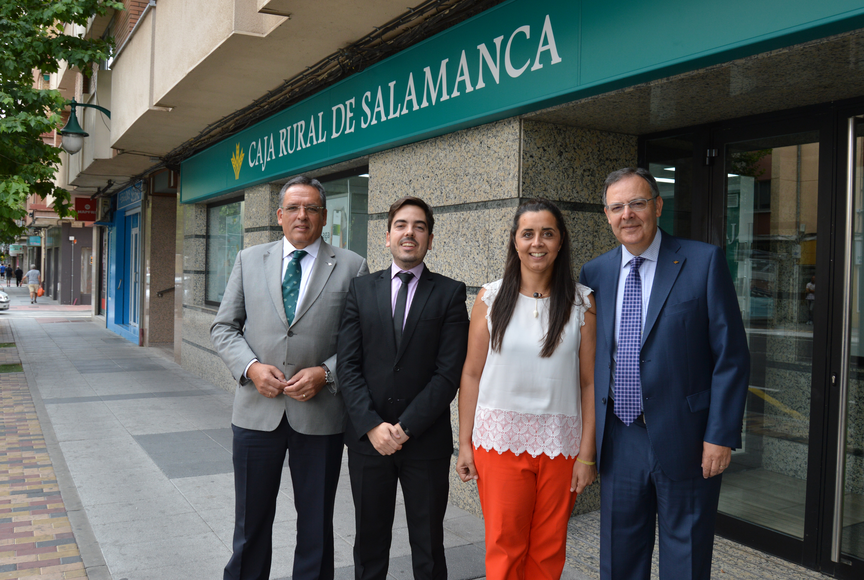 Representantes de Caja Rural de Salamanca durante la inauguración de la nueva sucursal