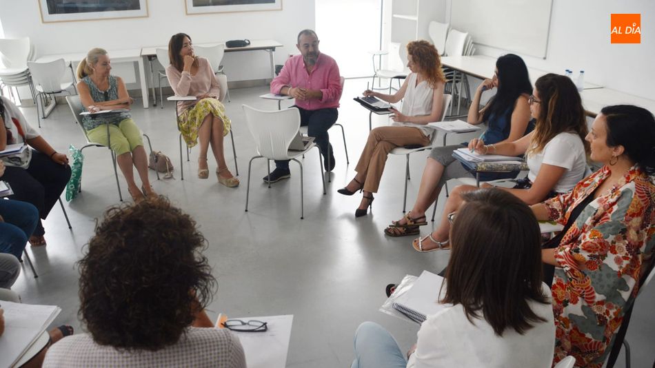primera reunión de trabajo con personal técnico de la Junta de Castilla y León y de los Centros de Acción Social. Foto: Lydia González