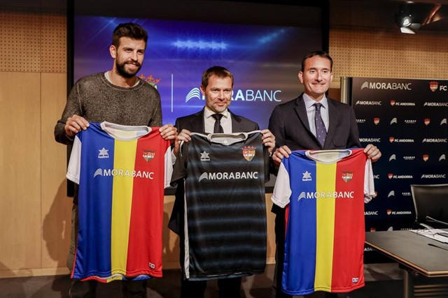 Gerard Piqué, a la izquierda, en la presentación del acuerdo entre el FC Andorra y MoraBanc / Europa Press