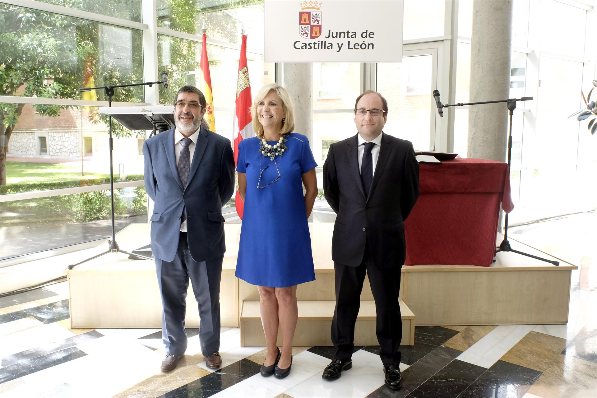 Verónica Casado, en el medio, durante la toma de posesión del secretario general de la Consejería, Israel Diego / JCYL
