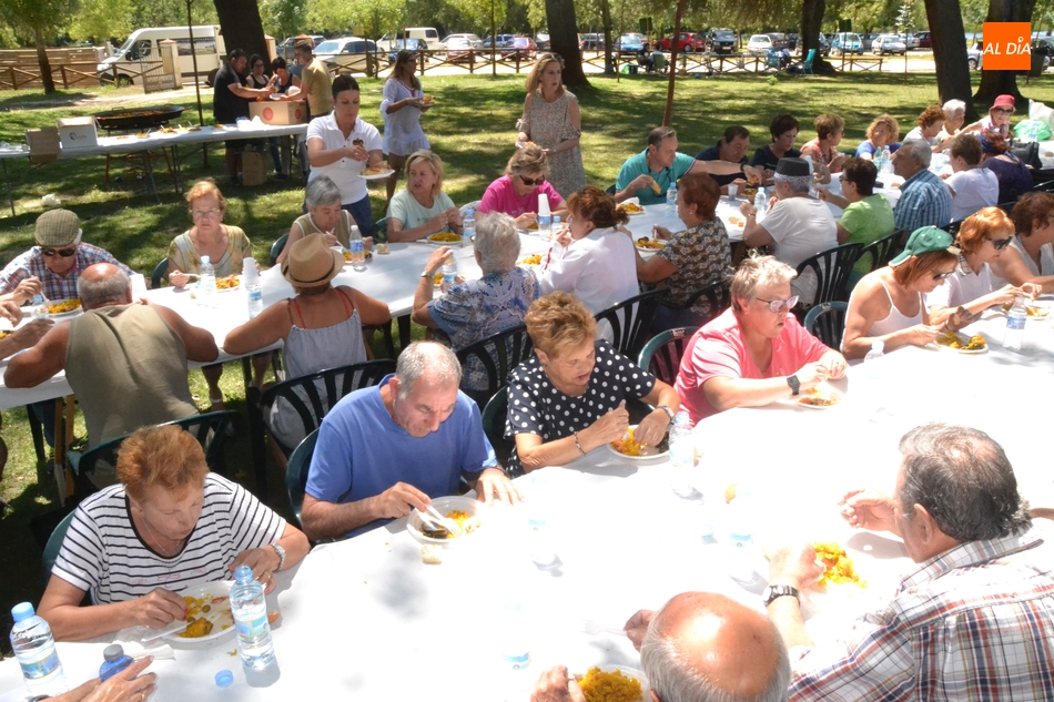 Foto 2 - El Encuentro Veraniego de Mayores congrega en su estreno a 130 personas para comer  