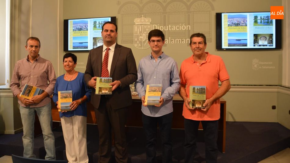 El diputado de Cultura, junto a los autores de los libros y los alcaldes de los dos municipios. Foto: Lydia González