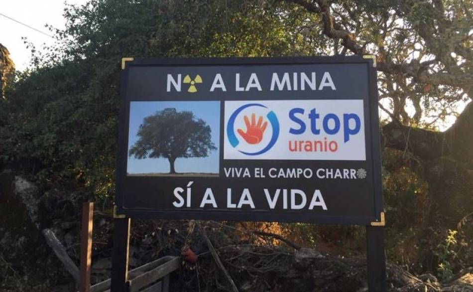 Uno de los carteles de la Plataforma Stop Uranio en la provincia de Salamanca