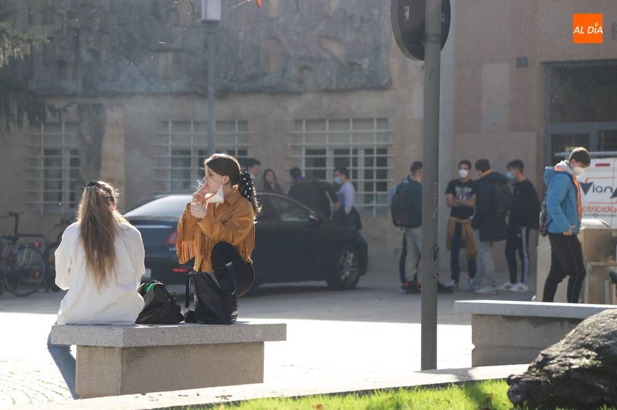Estudiantes junto a la Facultad de Ciencias de la Universidad de Salamanca. Foto de archivo