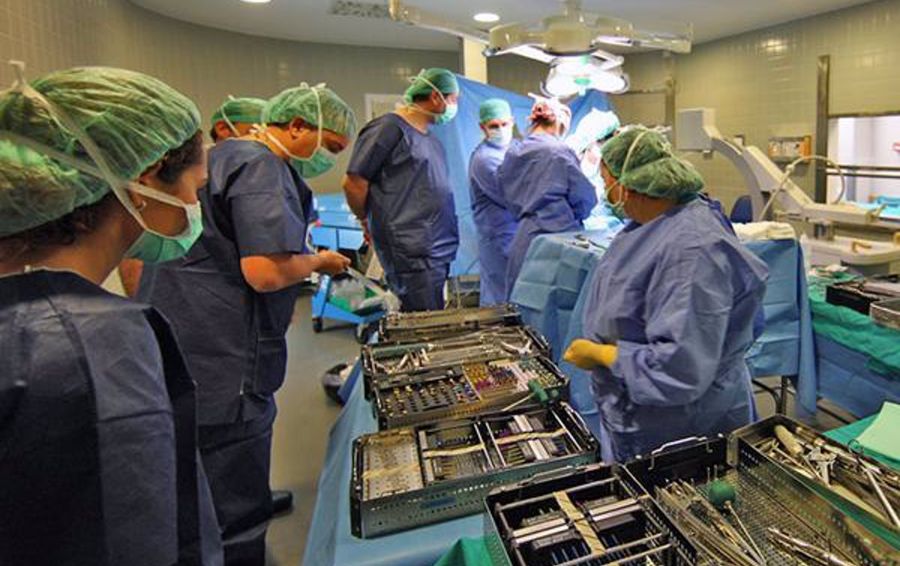 Estas operaciones incluirán los proceso quirúrgicos genital e histerectomías, las mamoplastias y las mastectomías, además del material protésico. Foto archivo EP