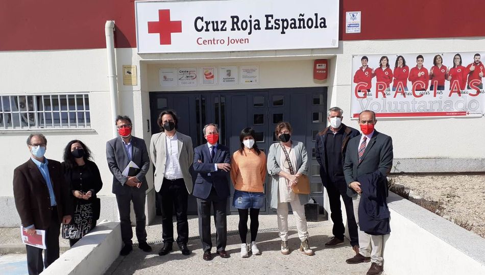 Visita de representantes municipales de Béjar al Centro Joven de Cruz Roja en Salamanca