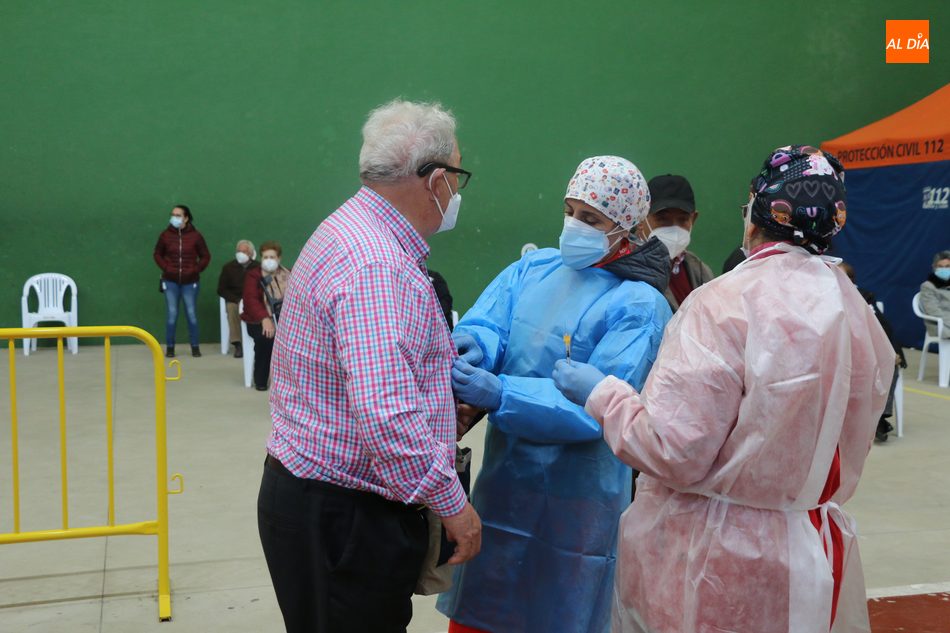 Foto 6 - Más de 425 personas reciben en Vitigudino este jueves la vacuna covid  