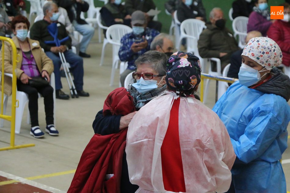 Foto 4 - Más de 425 personas reciben en Vitigudino este jueves la vacuna covid  