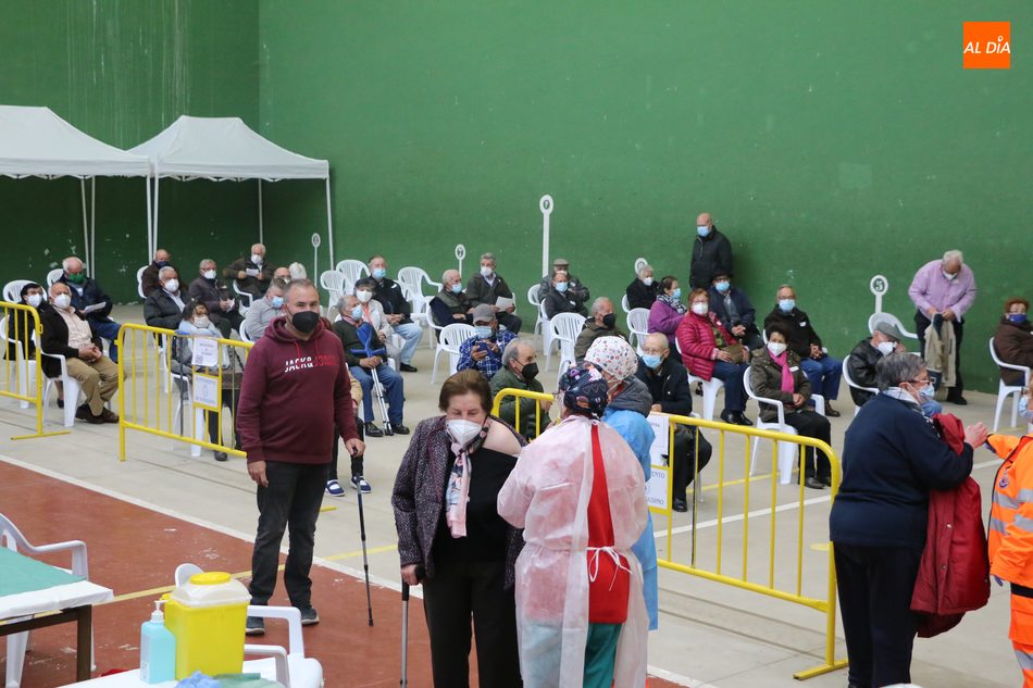 Foto 3 - Más de 425 personas reciben en Vitigudino este jueves la vacuna covid  