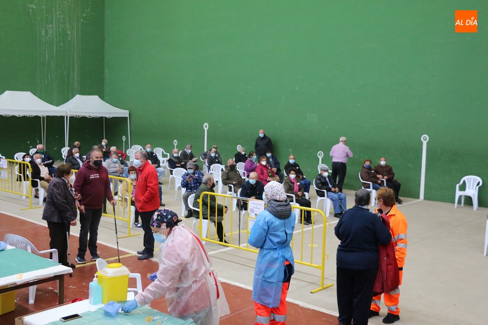 Foto 2 - Más de 425 personas reciben en Vitigudino este jueves la vacuna covid  