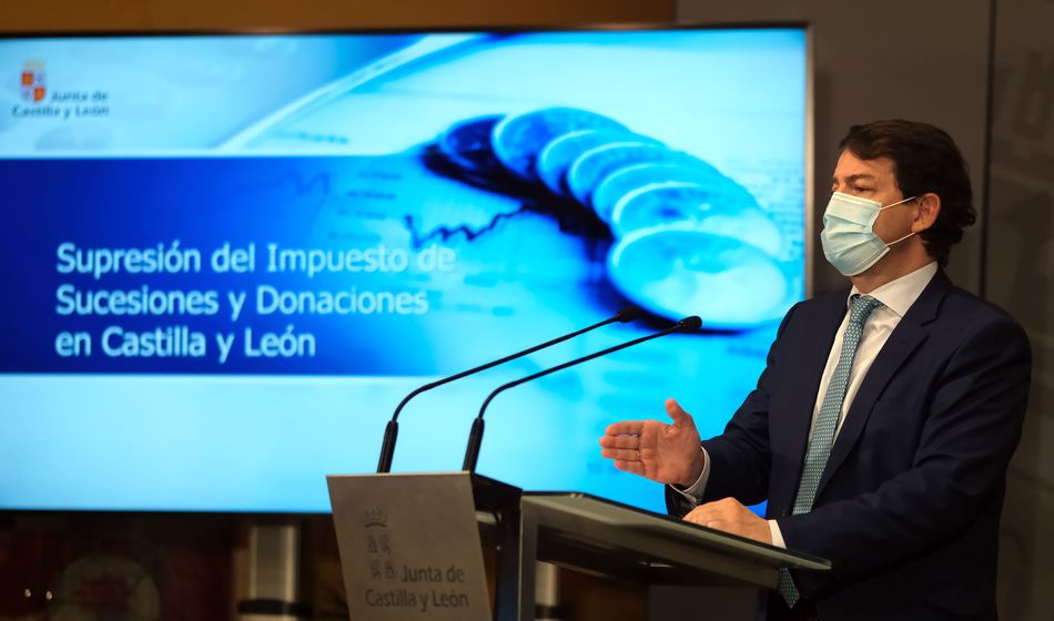 El presidente de la Junta de Castilla y León, Alfonso Fernández Mañueco, en la rueda de prensa para anunciar esta noticia