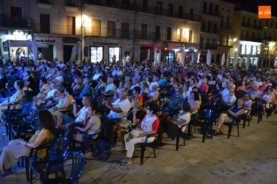 Foto 3 - Fetén Fetén abre las veladas nocturnas musicales en la Plaza Mayor  