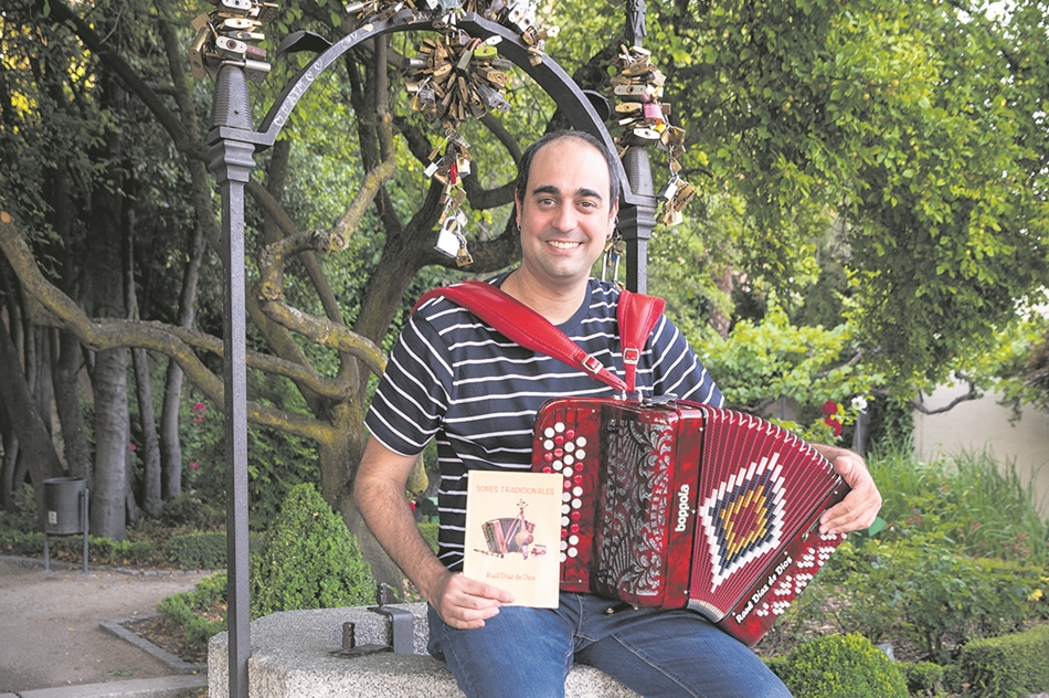 Raúl Díaz de Dios, con su nuevo CD-libro. Fotos: Carmen Borrego