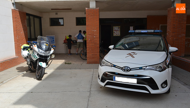 Una muestra de equipos del a Guardia Civil de Tráfico puede visitarse en el patio del Colegio Comarcal