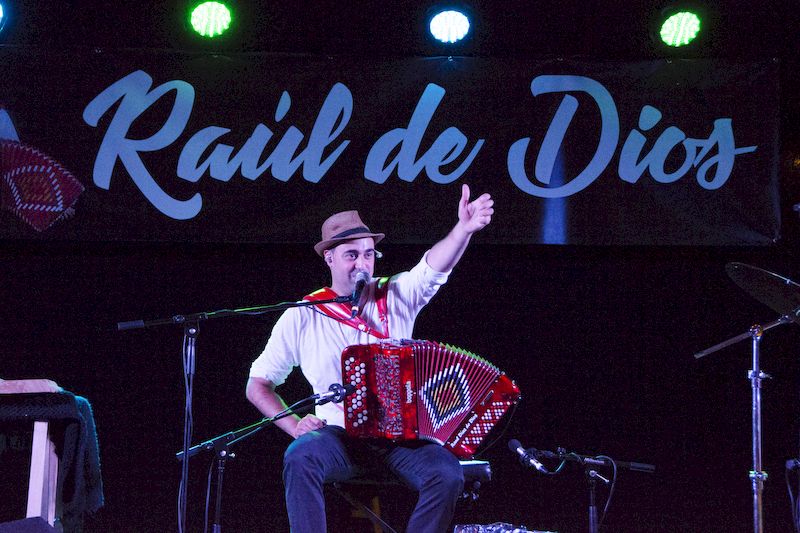 Foto 6 - El acordeonista Raúl de Dios acerca su música a Villamayor