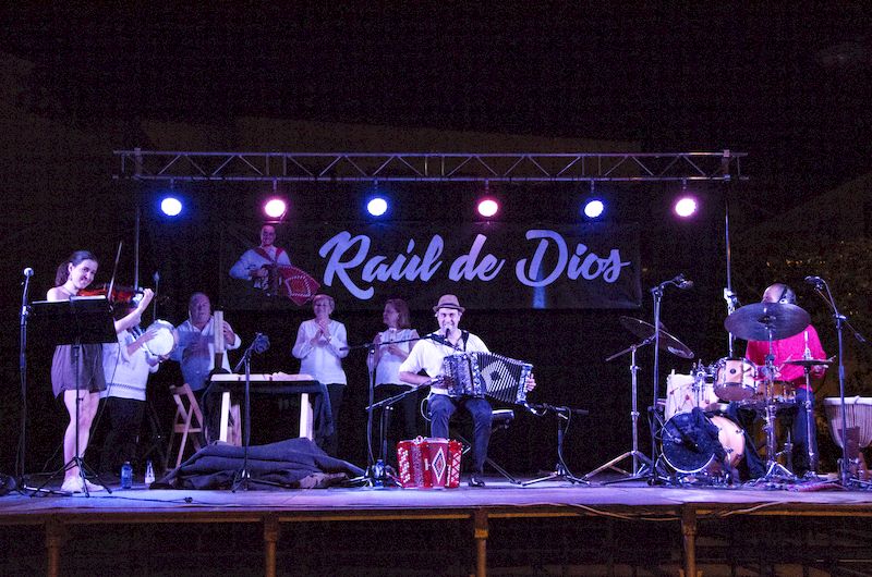 Foto 3 - El acordeonista Raúl de Dios acerca su música a Villamayor