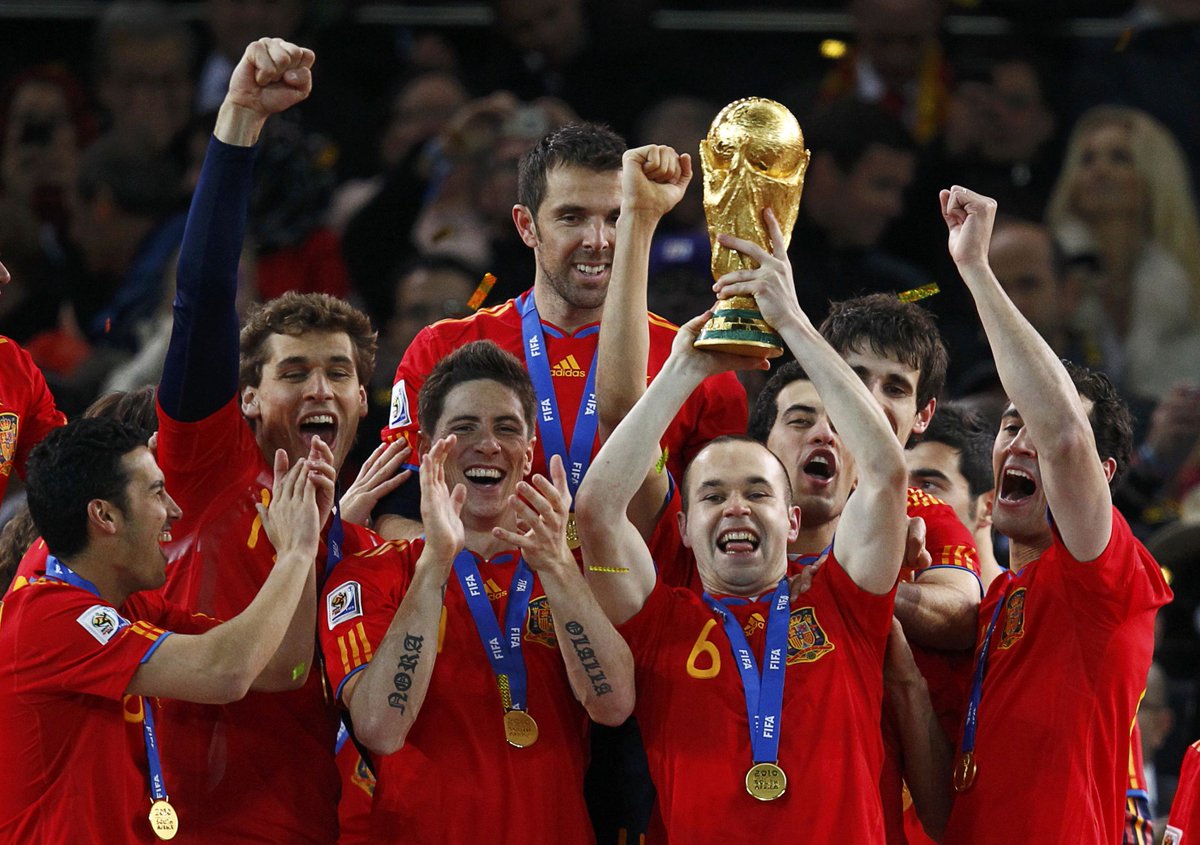 Iniesta levanta la Copa del Mundo / Europa Press