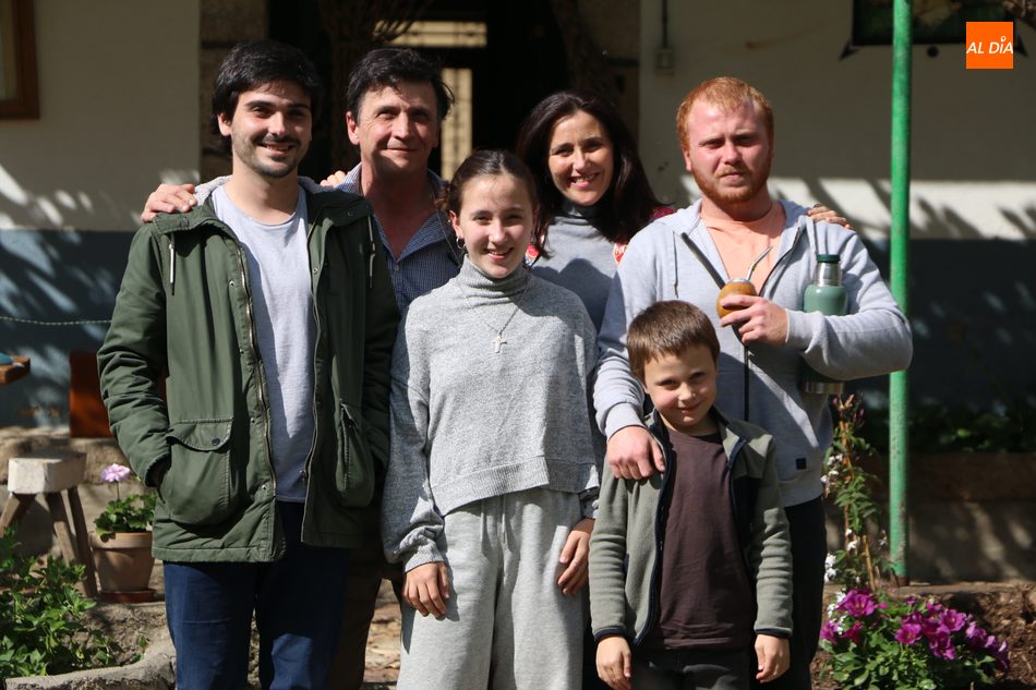 Felipe y Estela con sus hijos Lucas, José María, Sonsoles y Salvador / CORRAL