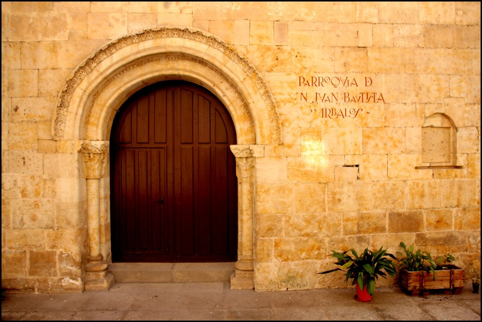 Puerta de esta iglesia salmantina construida en 1150 por los Caballeros de la Orden Hospitalaria de San Juan Bautista