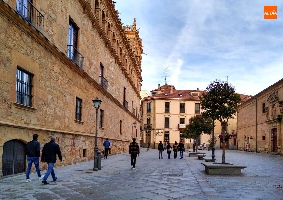 Viandantes en el centro de Salamanca. Foto de archivo