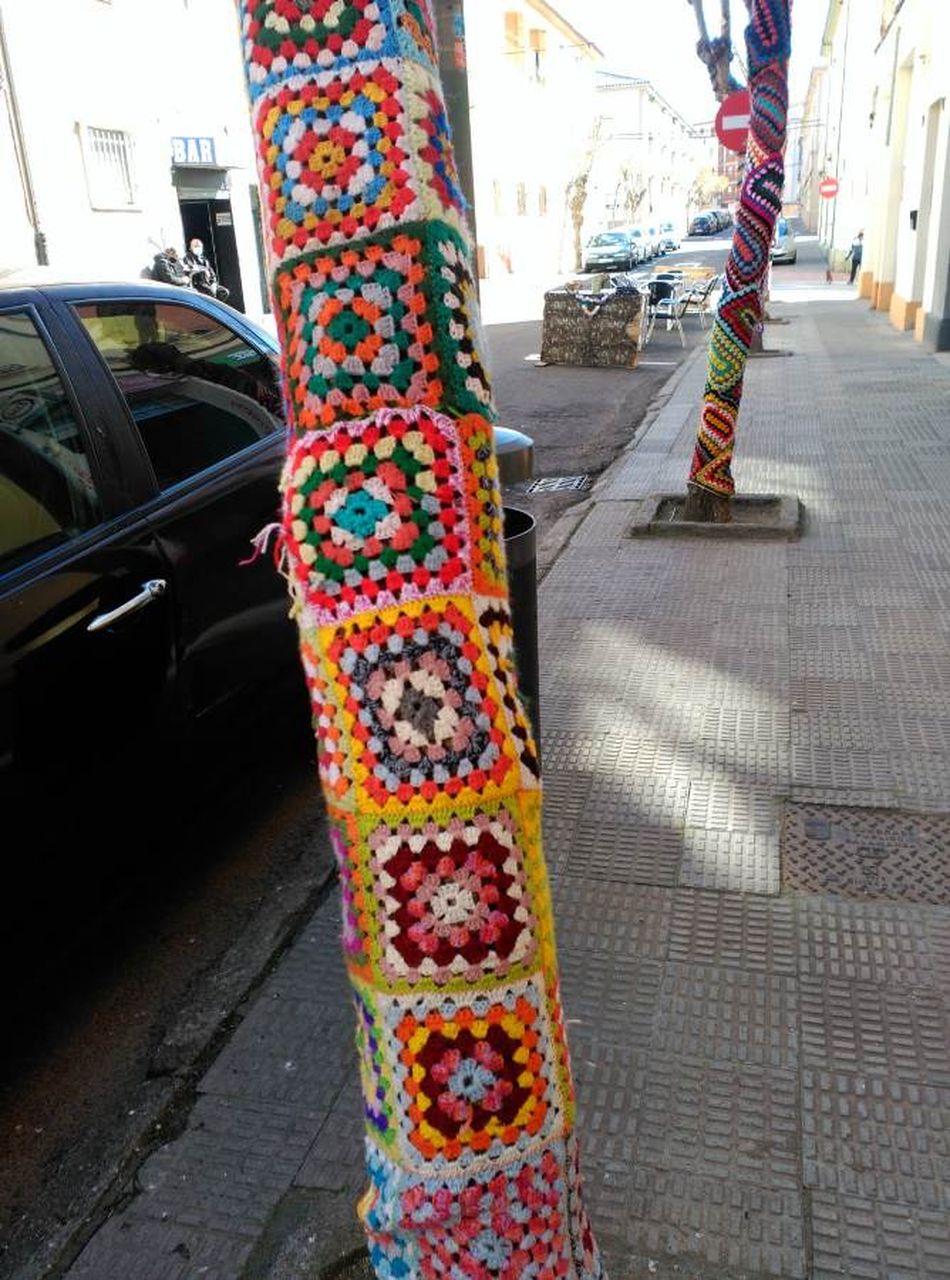 Foto 5 - ASECAL y sus mayores llenan de ganchillo y de color las calles de la ciudad