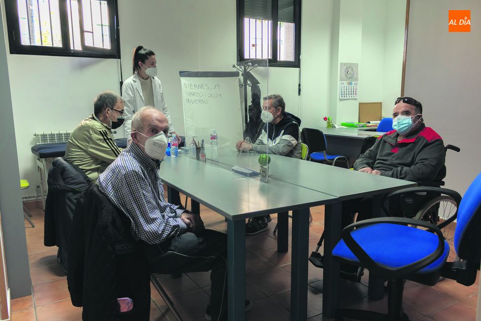 Usuarios de la Asociación Parkinson Salamanca, donde adoptan todas las medidas de seguridad. Fotos: Guillermo García San Miguel