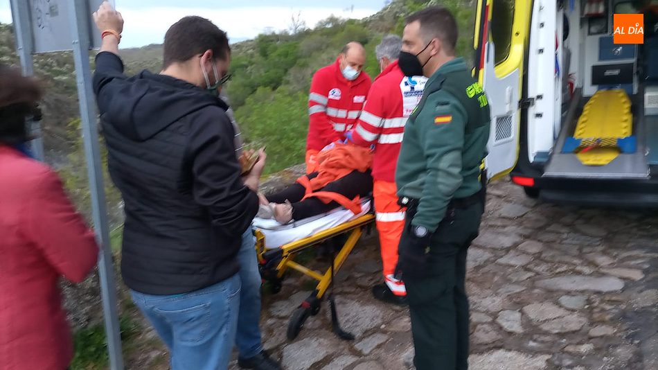 Foto 3 - Guardia Civil y Urgencias del Sacyl rescatan a una mujer en el puente Resbala de Saldeana  