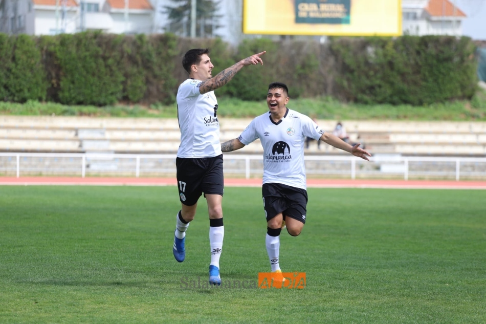 Lauren Egea celebra un gol suyo con Denilson Villa